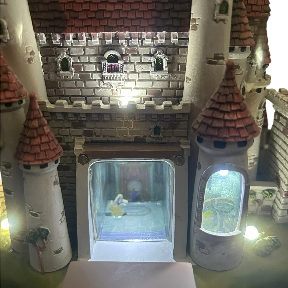 Disney Snow White Castle - #4 in Disney Castle Collection - w/lights - Picture 4 of 12